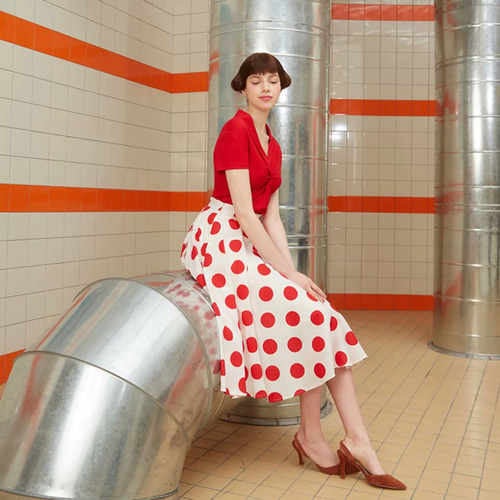 モダンなシルエットとドット柄 フレアスカート ポケット付き【秋春夏