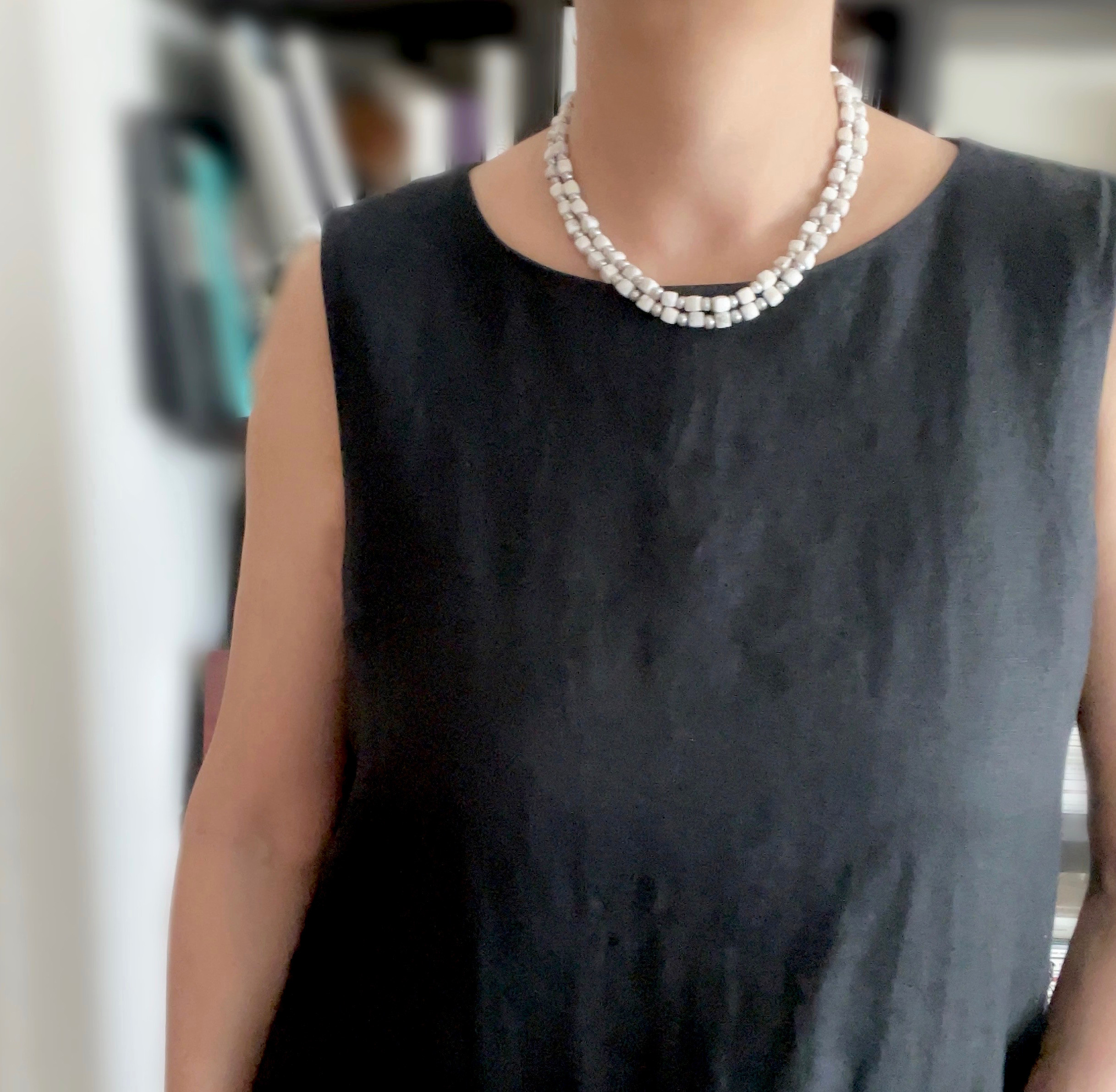 陶器のようなハウライトとボタン型の淡水パールのロングネックレス