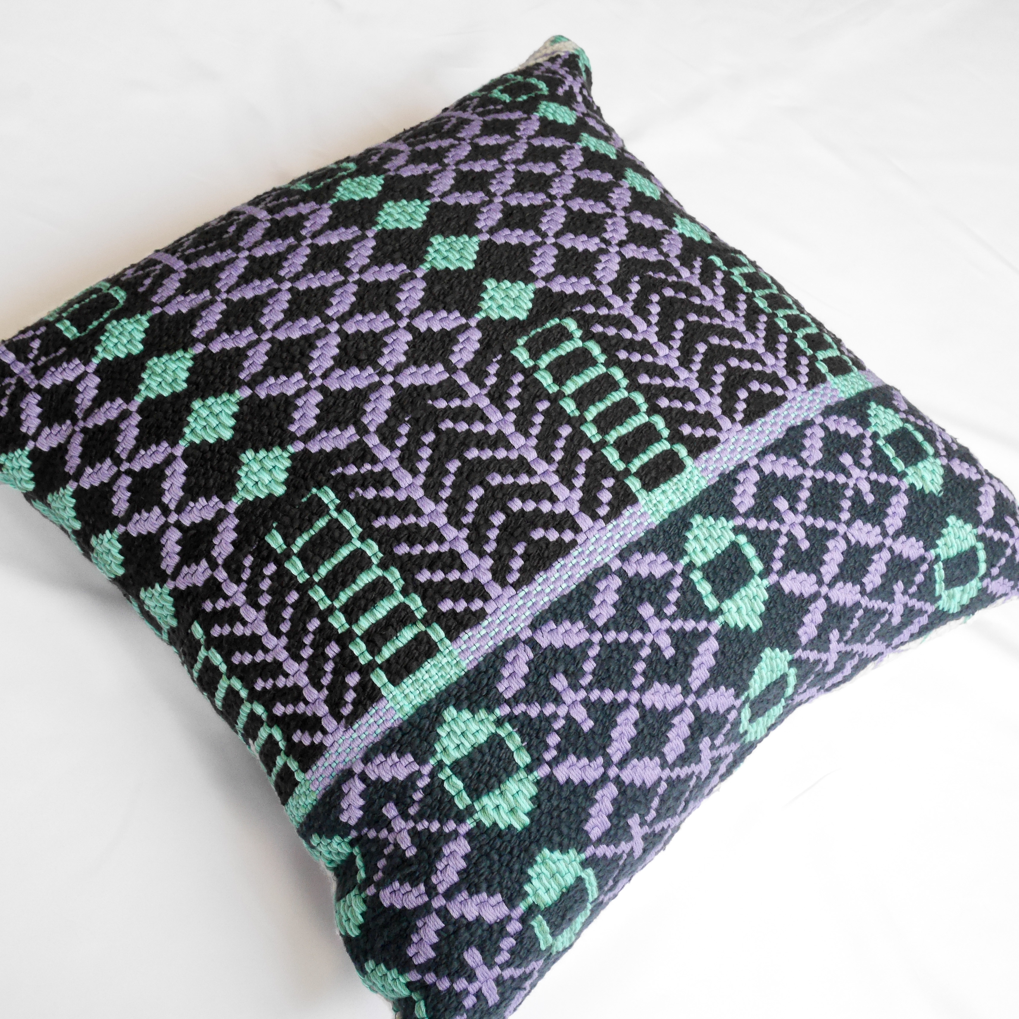 手織りのクッションカバーflowers(ガラ紡の糸とスーピマコットンの糸)45cm×45cm