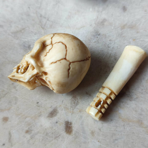 ◇ Netsuke 時代 根付 髑髏 提げ物 緒締玉 ドクロ 在銘 しゃれこうべ 根付 野晒し 髑髏 鹿角彫り 刻銘有 ドクロ 骸骨 しゃれこうべ