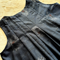 大島紬のノースリーブワンピース　ジャンパースカート　タックでゆったりシルエット　肩ボタン　着物リメイク 7枚目の画像