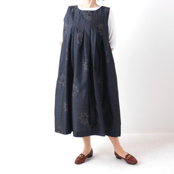 大島紬のノースリーブワンピース　ジャンパースカート　タックでゆったりシルエット　肩ボタン　着物リメイク 1枚目の画像
