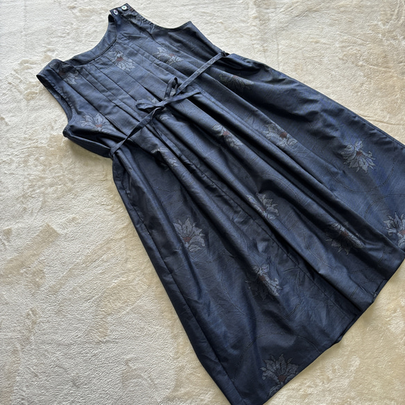 大島紬のノースリーブワンピース　ジャンパースカート　タックでゆったりシルエット　肩ボタン　着物リメイク 5枚目の画像