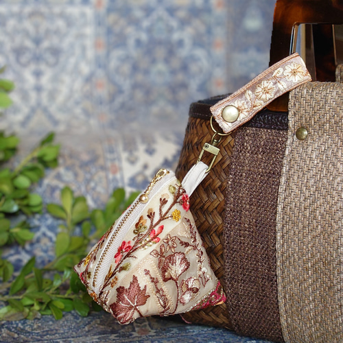 送料無料インド刺繍リボンの三角ポーチ(テトラポーチ・手のひらサイズ