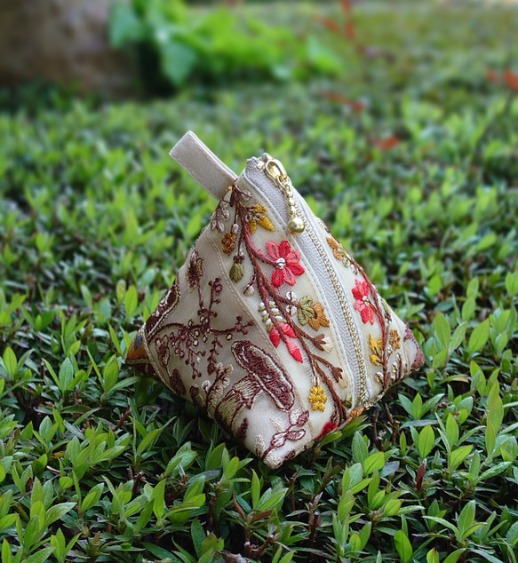 送料無料インド刺繍リボンの三角ポーチ(テトラポーチ・手のひらサイズ・10cmファスナー) 7枚目の画像