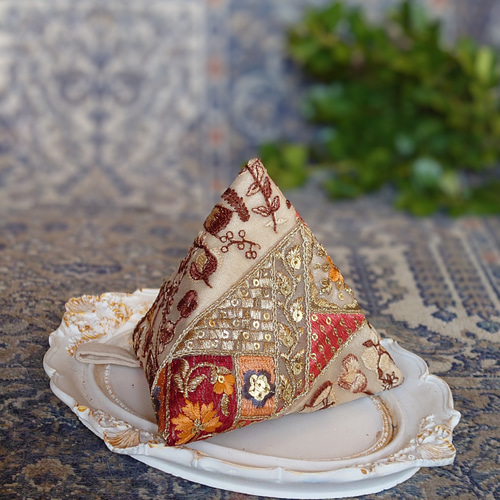 送料無料インド刺繍リボンの三角ポーチ(テトラポーチ・手のひら