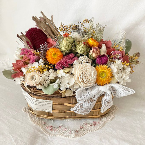 大きなかごと、アートフラワーのアレンジメントセット、花を沢山