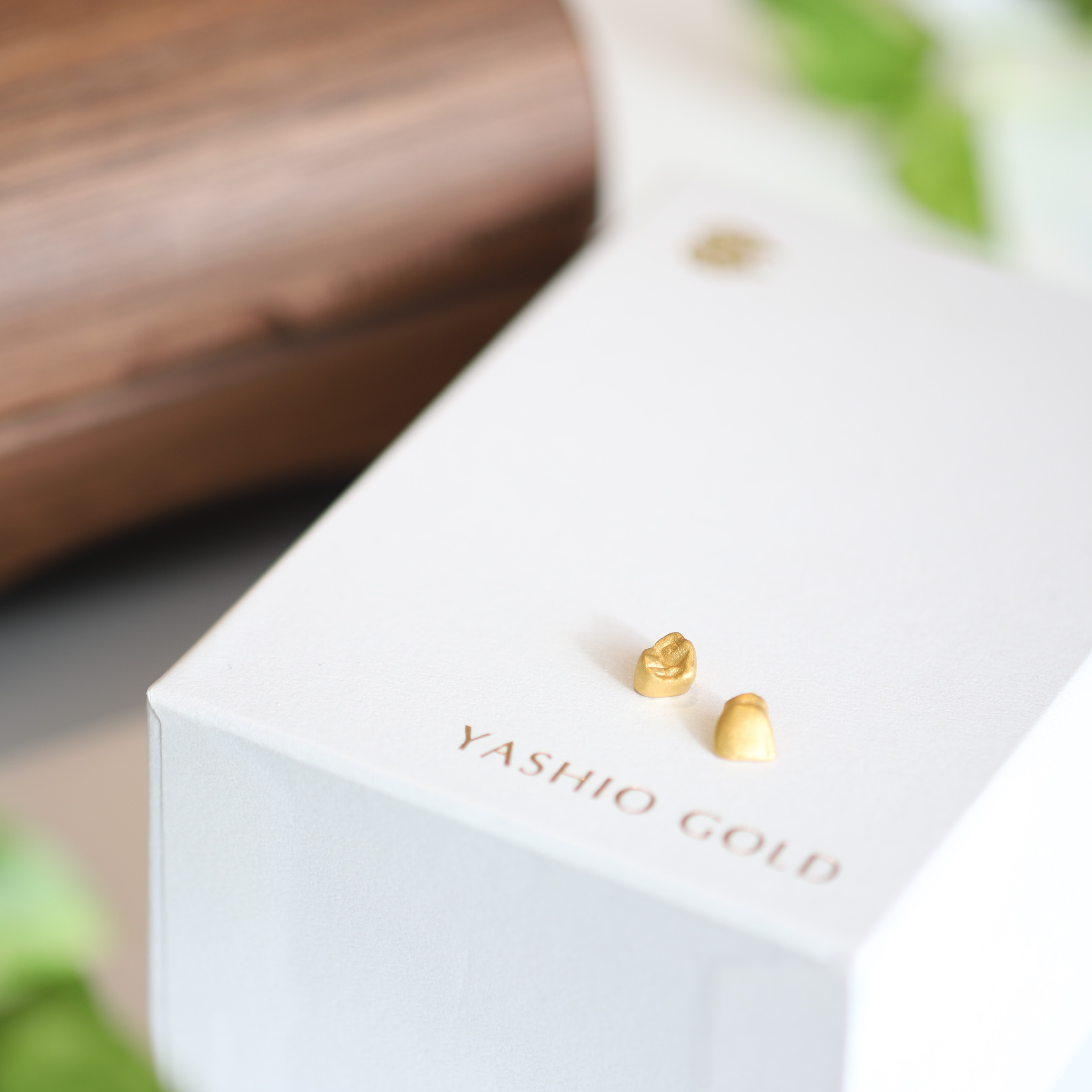 【金乳歯｜前歯A（乳中切歯）】お子様の乳歯を純金（24K）製オブジェに。木製乳歯ケース、アクリルフォト、名入れ