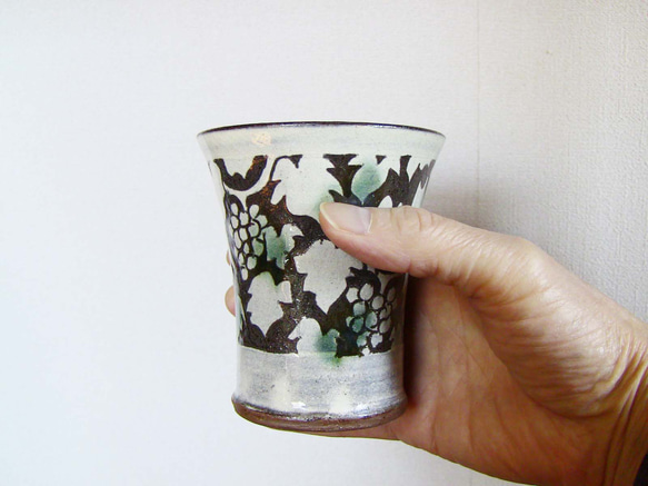 葡萄文フリーカップ（二彩） 5枚目の画像