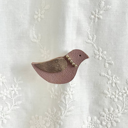 【un_quignon】本革ブローチ 紫の小鳥 / スモーキーパープル アンティーク風 レザー 革　とり 4枚目の画像