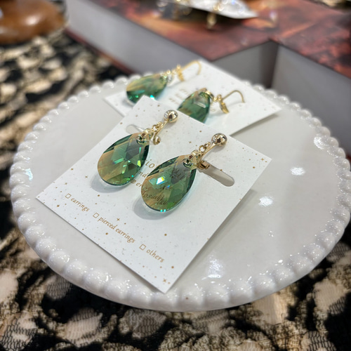 ドロップ型クリスタルイヤリングM（エリナイトシマー） イヤリング