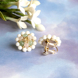 【送料無料】ホワイトガーベラの可愛いお花のイヤリングorピアス（白珊瑚✕グリーンアベンチュリン✕ローズクォーツ） 3枚目の画像