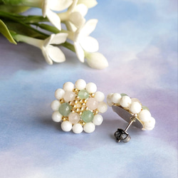 【送料無料】ホワイトガーベラの可愛いお花のイヤリングorピアス（白珊瑚✕グリーンアベンチュリン✕ローズクォーツ） 4枚目の画像