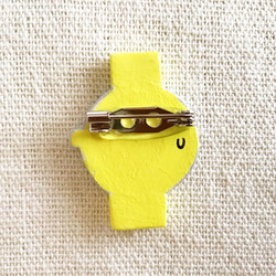 （送料無料）粘土ブローチ 「腕時計　丸　黄色いチョウチョ色♪」 2枚目の画像