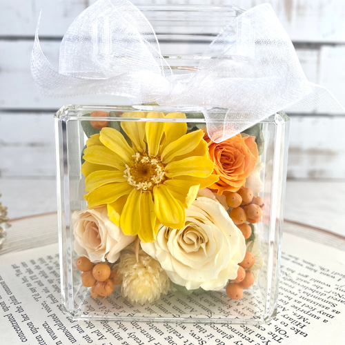 香水瓶プリザーブドフラワーアレンジ〜ビダミンカラーローズ・ジニア