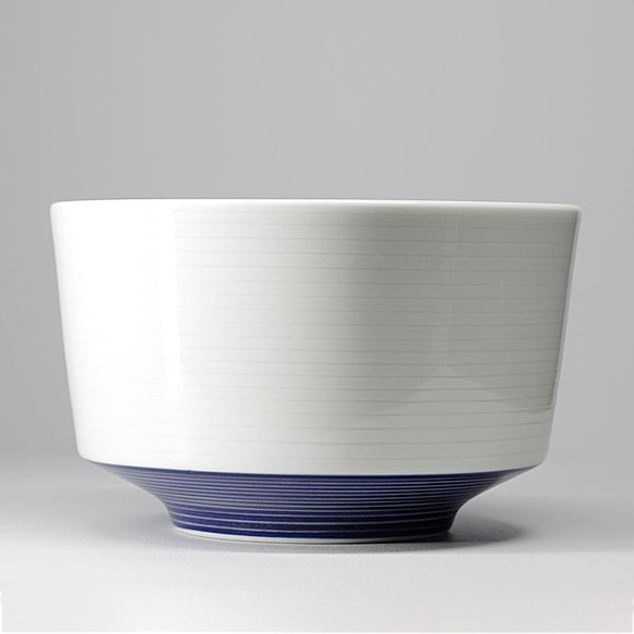砥部焼 おしゃれ 陶器 「ボウル（大） 白と青のバランス」器 深皿 シンプル 手作り 窯元 器工房 巳 mi-209 4枚目の画像