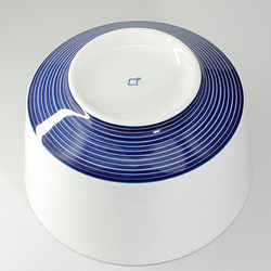 砥部焼 おしゃれ 陶器 「ボウル（大） 白と青のバランス」器 深皿 シンプル 手作り 窯元 器工房 巳 mi-209 5枚目の画像