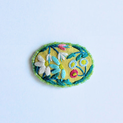 ビーズで飾ったお花の小さな刺繍ブローチ【botanical】#254 1枚目の画像