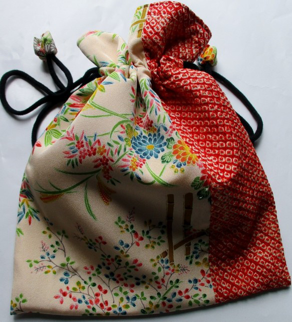 ７７１５　絞りと花柄の着物で作った巾着袋　＃送料無料 2枚目の画像