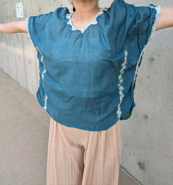 半袖の服～「芽吹き」透け感 ブラウス 服 ターコイズブルー 4枚目の画像