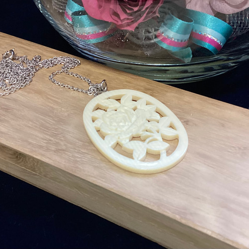 バラ彫刻のネックレスとイヤリング　象牙調 象牙風薔薇 細密彫刻ネックレスとイヤリング