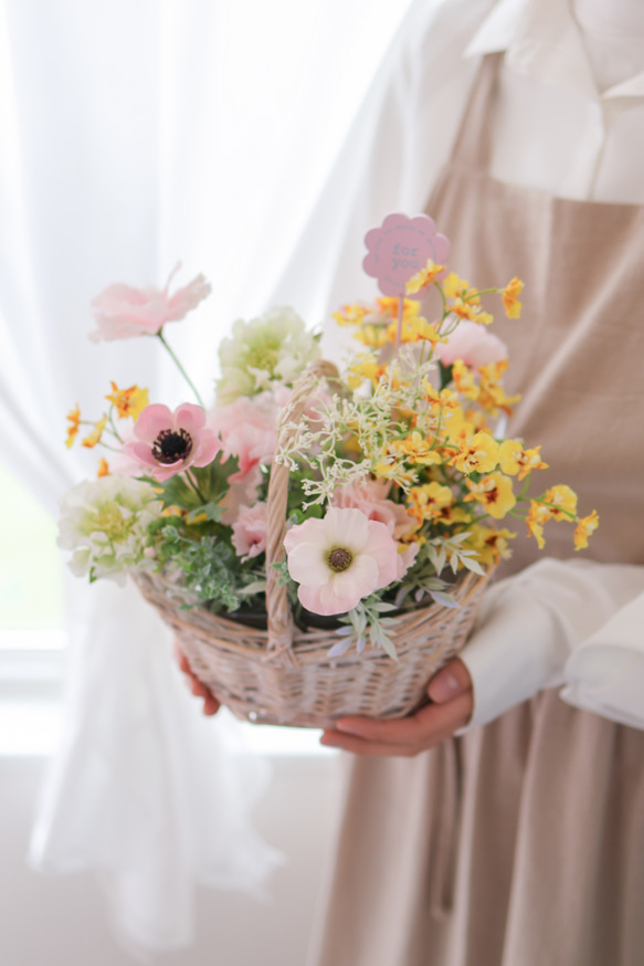 <<母の日限定>>カーネーションのフラワーバスケット♡Mサイズ・ピンク×イエロー 1枚目の画像