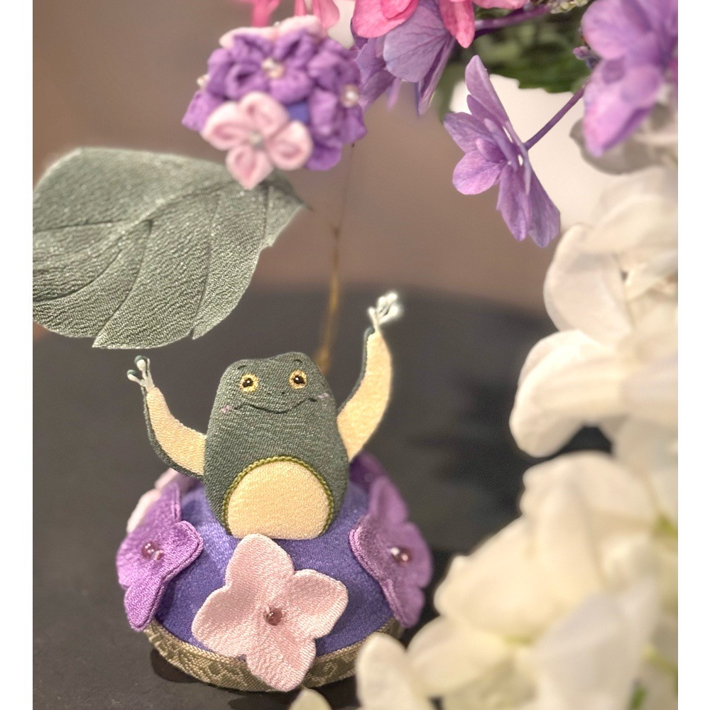 ちりめん細工【雨でも晴れでも嬉しい蛙】梅雨　紫陽花　季節の飾り　贈り物　押し絵　正絹縮緬　コンパクト 上品　母の日