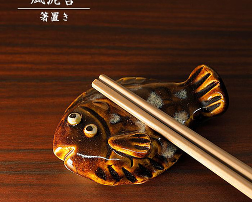 赤い陶器の箸置き 金色の雲模様 （手造り手描き 箸置き（大）4cm