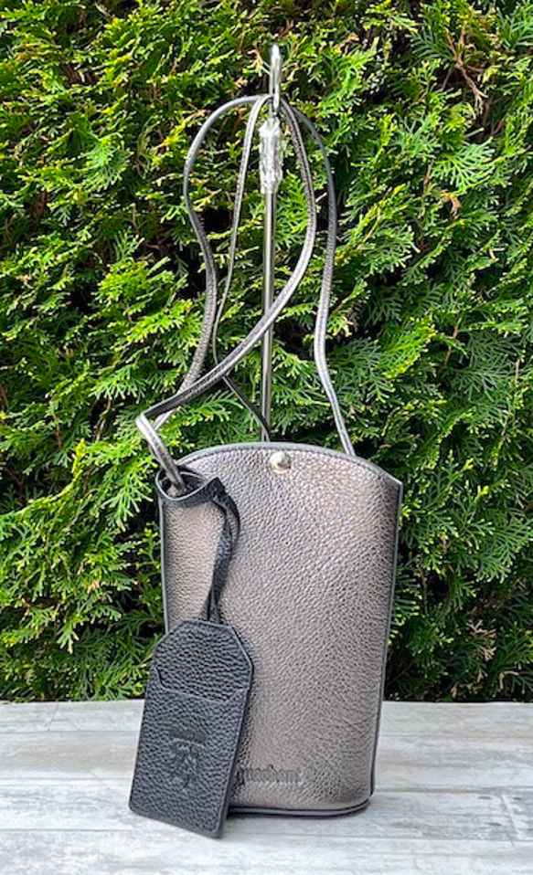 <NEW>小ぶりですが、携帯、長財布が入る実用的なショルダーバッグです。GUNMETAL 3枚目の画像