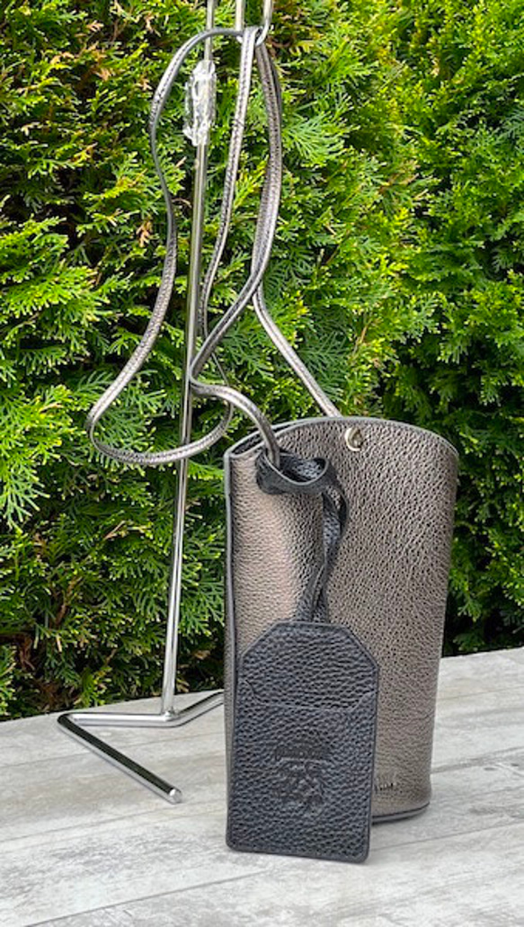 <NEW>小ぶりですが、携帯、長財布が入る実用的なショルダーバッグです。GUNMETAL 4枚目の画像