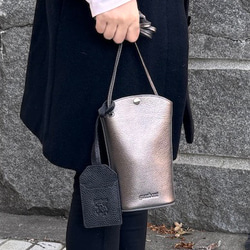<NEW>小ぶりですが、携帯、長財布が入る実用的なショルダーバッグです。GUNMETAL 1枚目の画像