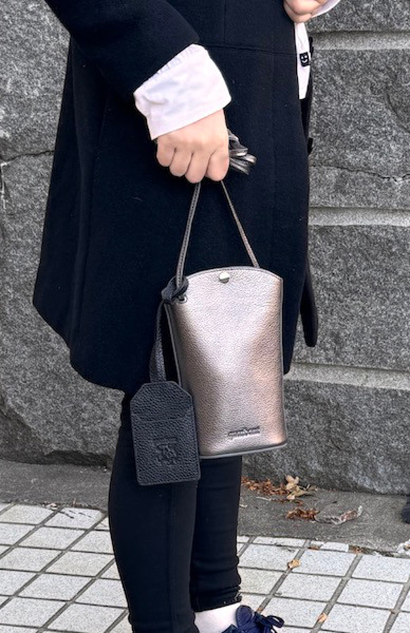 <NEW>小ぶりですが、携帯、長財布が入る実用的なショルダーバッグです。GUNMETAL 1枚目の画像