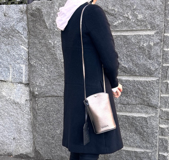 <NEW>小ぶりですが、携帯、長財布が入る実用的なショルダーバッグです。GUNMETAL 2枚目の画像