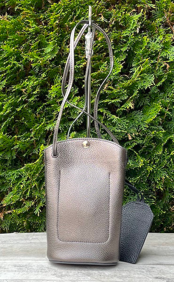 <NEW>小ぶりですが、携帯、長財布が入る実用的なショルダーバッグです。GUNMETAL 6枚目の画像