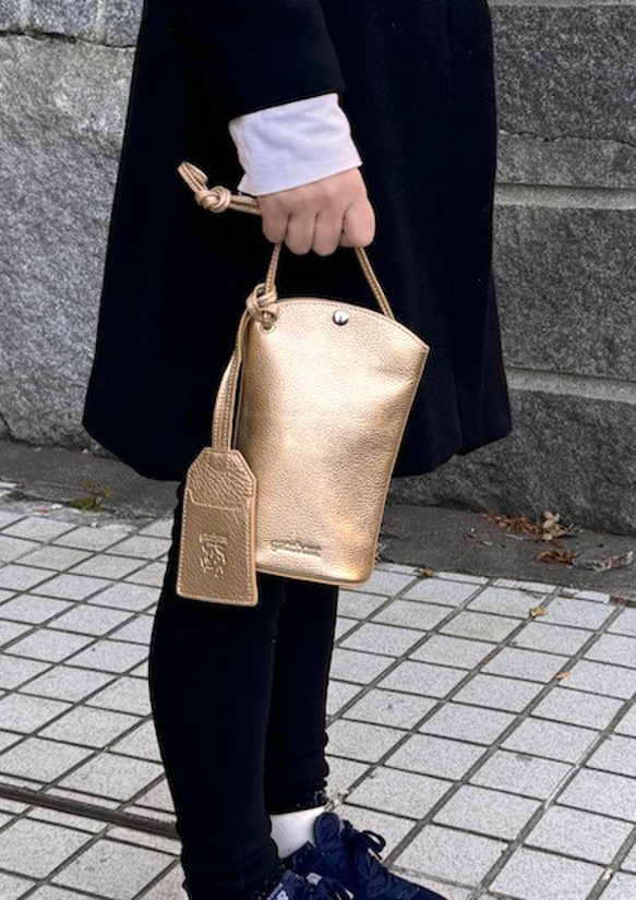 <NEW>小ぶりですが、携帯、長財布が入る実用的なショルダーバッグです。GOLD 1枚目の画像