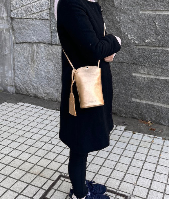 <NEW>小ぶりですが、携帯、長財布が入る実用的なショルダーバッグです。GOLD 2枚目の画像