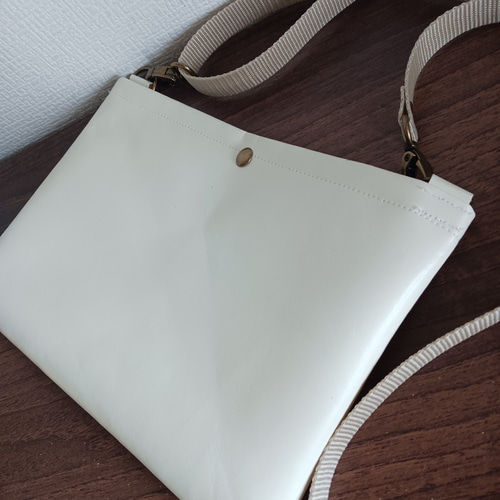 ホワイトフェイクレザーの大きめ斜めがけショルダーバッグ サコッシュ  