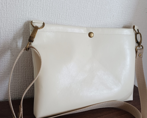 ハンドメイド 白 ショルダーバッグ サコッシュ オーソドキシー銀座 / 男女兼用 荷物がたくさん入る白サコッシュ