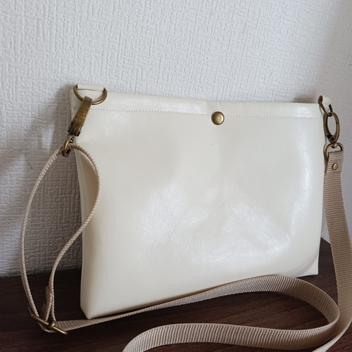 ホワイトフェイクレザーの大きめ斜めがけショルダーバッグ サコッシュ  