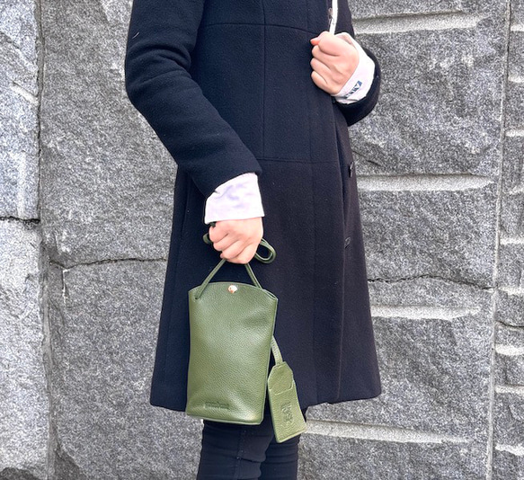 <NEW>小ぶりですが、携帯、長財布が入る実用的なショルダーバッグです。GREEN 1枚目の画像