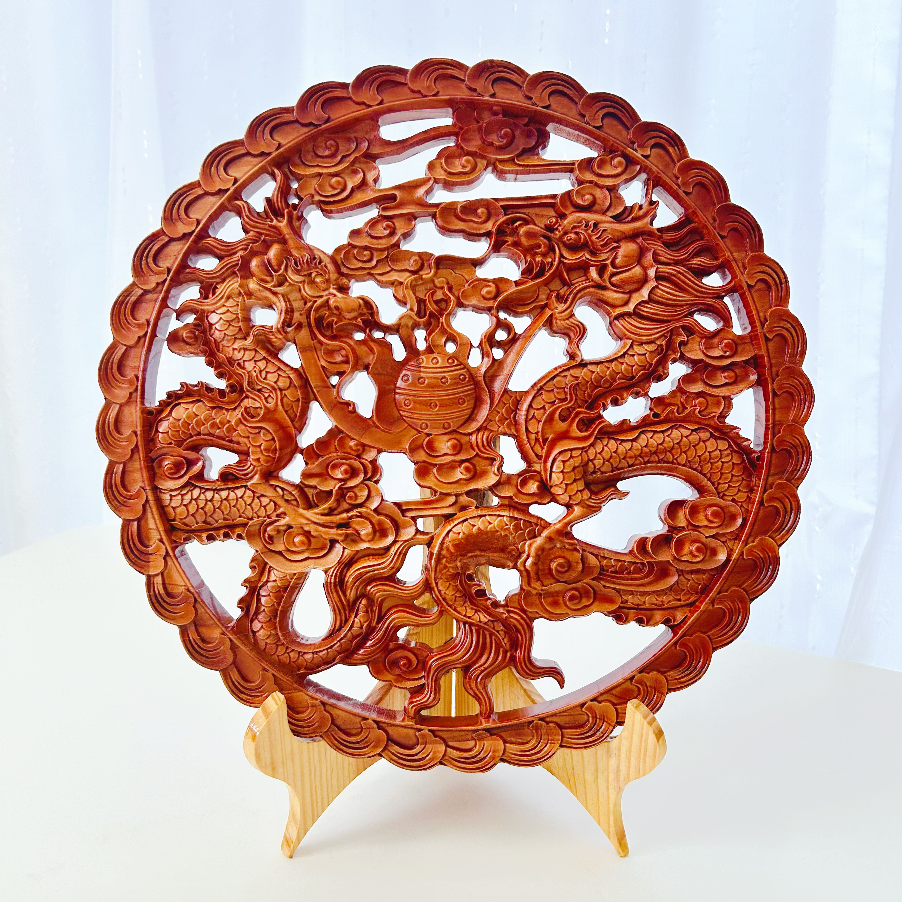 双龍戯珠　桃の木　透かし彫刻　直径29cm 大きい 龍の置物 風水龍招財進宝 運気アップ　スタンド付き