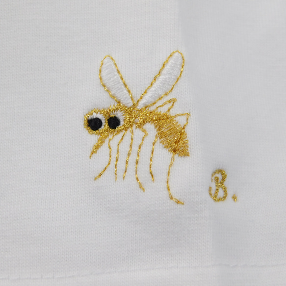 蚊の刺繍入りオリジナルTシャツ　6.2オンス　お好きなアルファベットをおひとつ 1枚目の画像