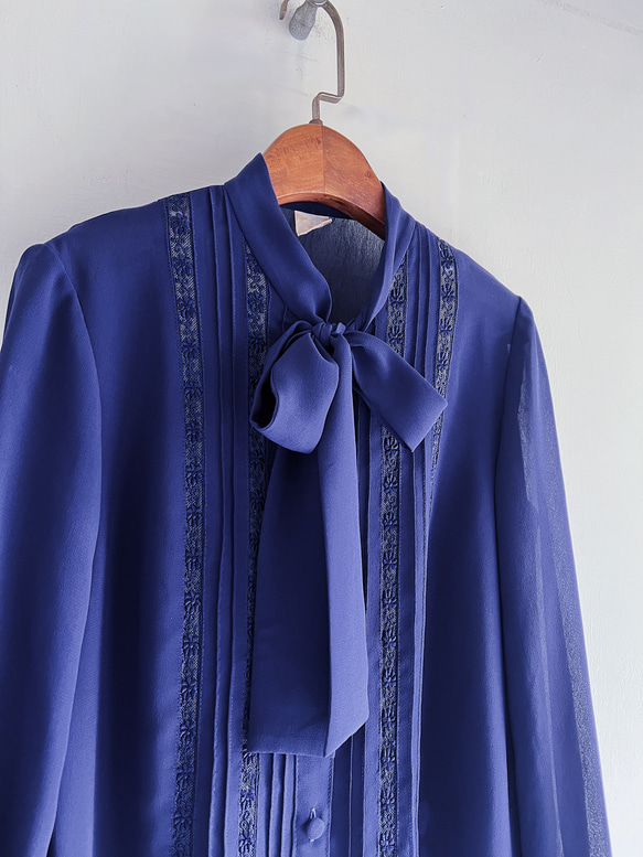 深藍透膚簍空精緻蕾絲領打結 古董古著紡紗襯衫罩衫上衣 vintage 第3張的照片
