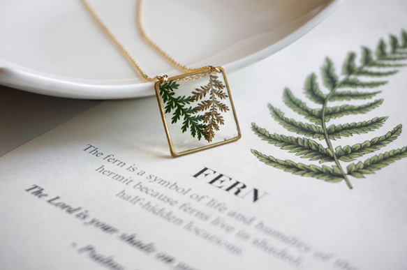森のネックレス | 植物エンボス草の幾何学的な装飾品 | クリスマスギフト、誕生日プレゼント、心のこもったギフトメッセージ 1枚目の画像