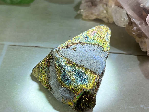 【怨念払い】レインボー　パイライト　黄鉄鉱　結晶　原石　ラフストーン 4枚目の画像