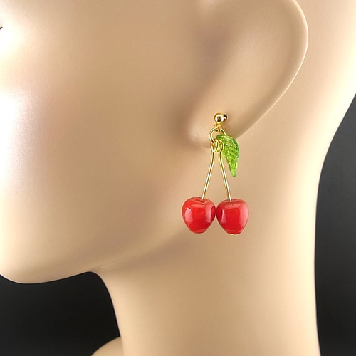 さくらんぼピアス 手作りランプワークビーズ ピアス（スタッド・一粒
