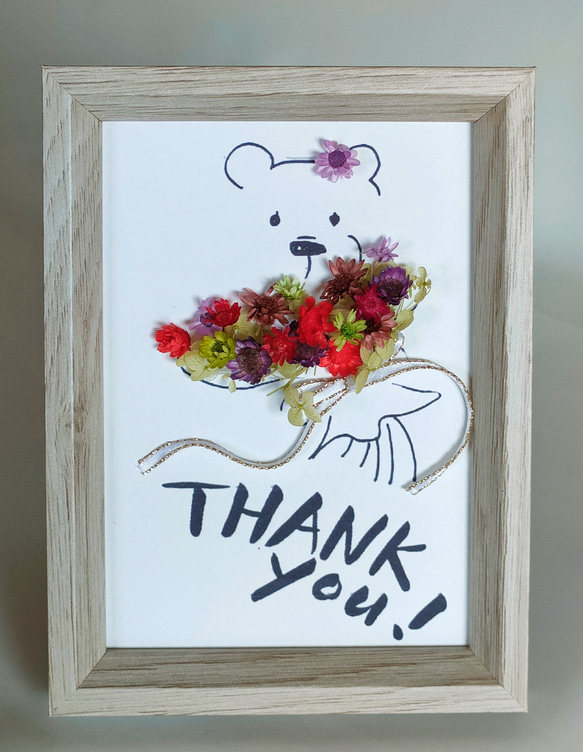 オリジナルイラストのくまさんが 花束をプレゼント！Thankyou！赤紫系 1枚目の画像