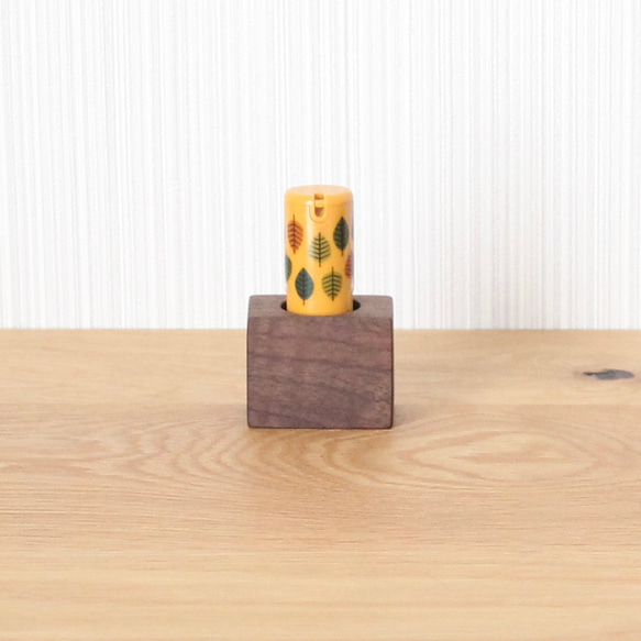 無垢のシンプル印鑑スタンド【ウォールナット】シャチハタ キャップレス9対応 スティックノリ 印鑑立て シャチハタ 2枚目の画像