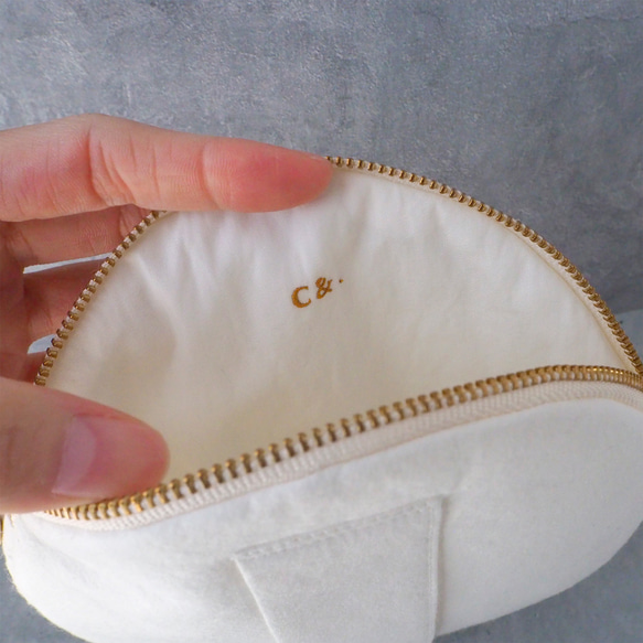 Round pouch▫️WHITE_B / 手刺繍 4枚目の画像