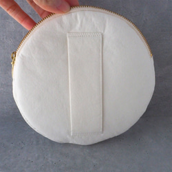 Round pouch▫️WHITE_B / 手刺繍 5枚目の画像